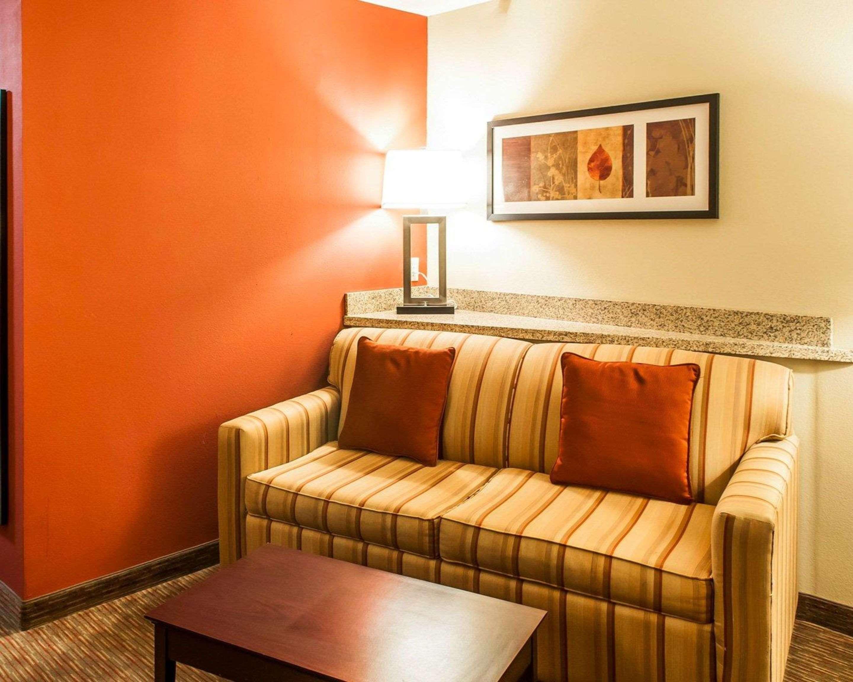 Comfort East Route 66 And I-40 Hotel